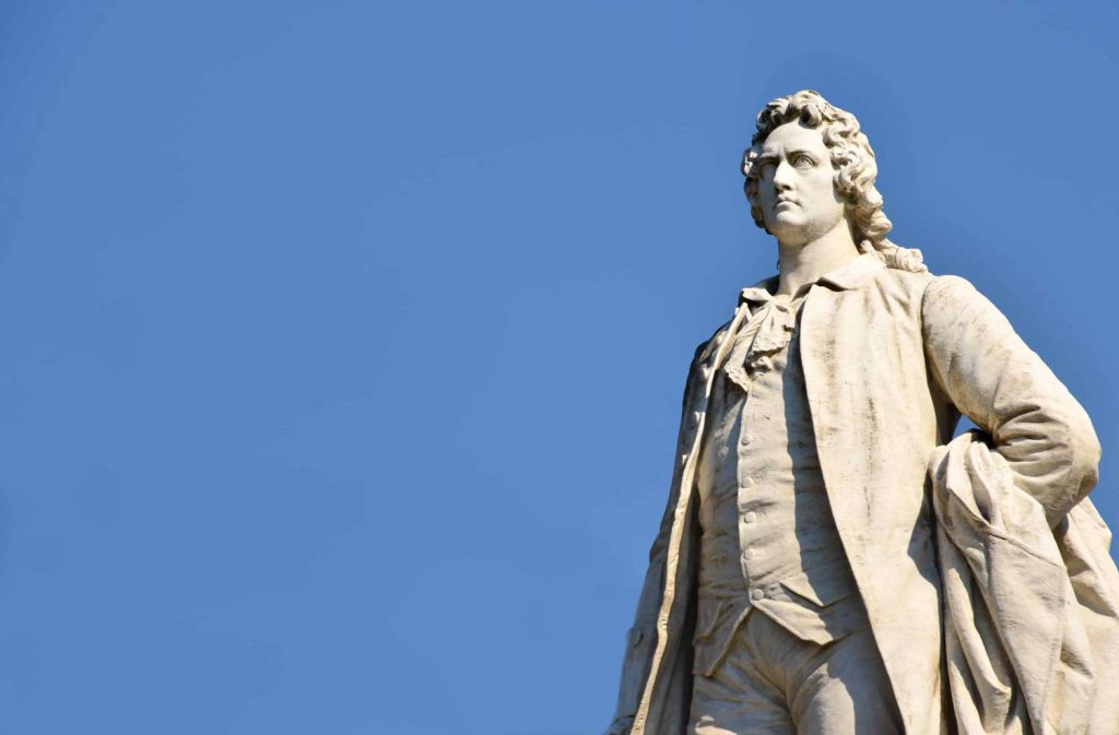 Bild einer Goethe Statue vor blauem Himmel