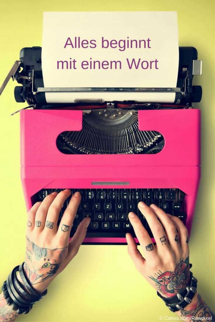 Hände die auf einer Schreibmaschinen Tastatur liegen.