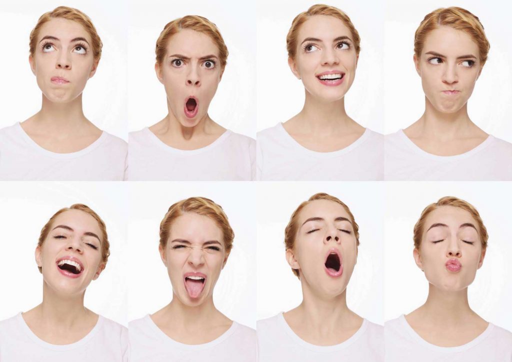 Eine Frau zeigt acht verschiedene Gesichtsausdrücke.